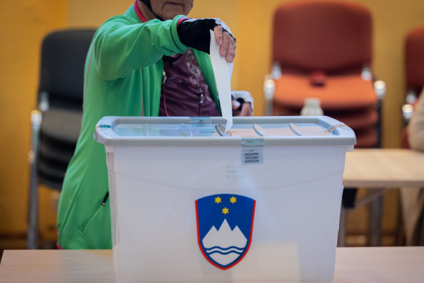 Po prepričljivi zavrnitvi zakona o dodatkih k pokojninam umetnikov danes še štetje glasov po pošti